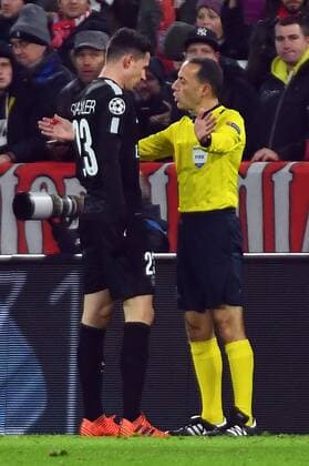 05 12 2017 xjhx Football UEFA Champions League FC Bayern Munich Paris Saint Germain PSG emspor v Julian Draxler PSG Paris St Germain referee Cueneyt Cakir Turkey Muenchen