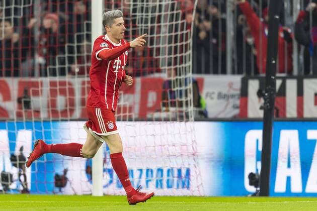 GER UEFA CL Bayern Muenchen GER vs Paris Saint Germain FRA 05 12 2017 Allianz Arena Muenchen GER UEFA CL Bayern Muenchen GER vs Paris Saint Germain FRA Group B pictured cheering for the goal to 1 0 by Robert Lewandowski FCB 9 nordphotox xStraubmeier nph00004