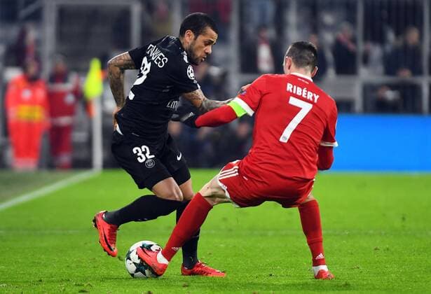 05 12 2017 xjhx Football UEFA Champions League FC Bayern Munich Paris Saint Germain PSG emspor vl Dani Alves PSG Paris St Germain Franck Ribery FC Bayern Muenchen Muenchen