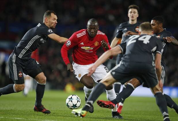 Bilder des Tages - SPORT Romelu Lukaku of Manchester United ManU surrounded by CSKA Players during the Champions League Group A match at the Old Trafford, Manchester. Picture date: December 5th 2017. Picture credit should read: Andrew Yates Sportimage EDITORIAL USE ONLY. No use with unauthorised audio, video, data, fixture lists, club league logos or live services. Online in-match use limited to 120 images, no video emulation. No use in betting, games or single club league player publications.