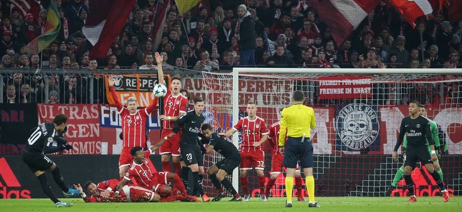 Soccer UEFA Champions League Bayern Munich Paris Saint Germain on 05 12 2017 in the Allianz Arena Group B Matchday 6 Season 2017 18 xmdx NEYMAR 10 Paris Saint Germain awards torchance by free kick Sven ULREICH 26 goal Bayern Munich Muenchen FC Bayern Munich Paris Saint Germain