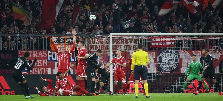 Soccer UEFA Champions League Bayern Munich Paris Saint Germain on 05 12 2017 in the Allianz Arena Group B Matchday 6 Season 2017 18 xmdx NEYMAR 10 Paris Saint Germain awards torchance by free kick Sven ULREICH 26 goal Bayern Munich Muenchen FC Bayern Munich Paris Saint Germain