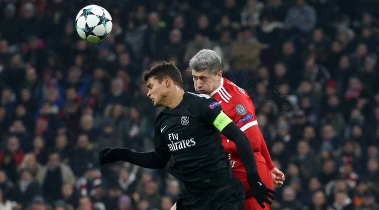 Soccer UEFA Champions League FC Bayern Muenchen Paris Saint Germain on 05 12 2017 in the Allianz Arena Group B Gameday 6 Season 2017 18 xmdx Thiago SILVA 2 Paris Saint Germain Robert LEWANDOWSKI 9 FC Bayern Muenchen FC Bayern Munich Paris Saint Germain