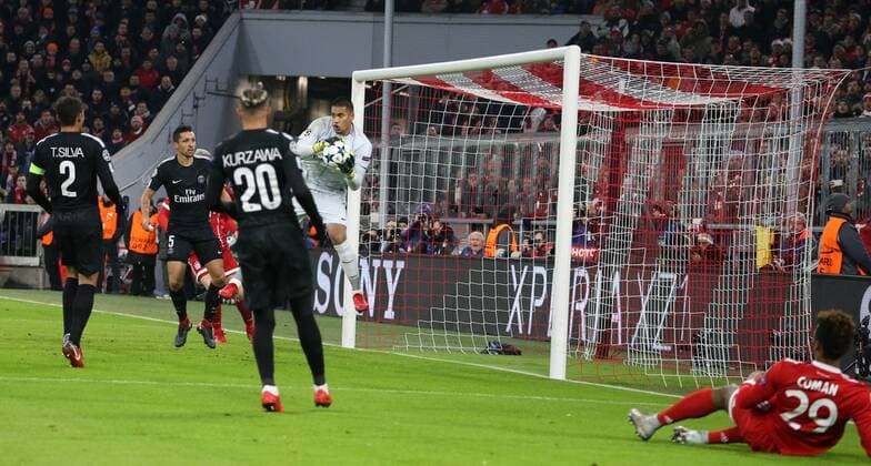 Soccer UEFA Champions League FC Bayern Munich Paris Saint Germain on 05 12 2017 in the Allianz Arena Group B Gameday 6 Season 2017 18 xmdx Alphonse AREOLA 16 goalkeeper Paris Saint Germain holds against Kingsley COMAN 29 FC Bayern Muenchen FC Bayern Munich Paris Saint Germain
