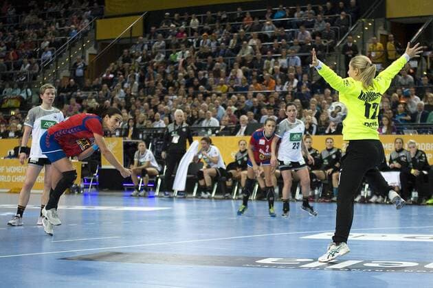 Handball World Championship Women preliminary round Group D Germany Serbia 05 12 2017 Sanja Damnjanovic SRB li scores a seven-meter penalty against DHB goalkeeper Katja Kramarczyk re Leipzig Saxony Germany