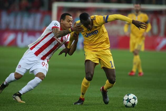 Felipe Pardo (L) gegen Blaise Matuidi - Olympiacos FC vs Juventus FC, Champions League, Group Stage, Matchday 6, Group D, Karaiskakis Stadium, Piraeus, Greece, December 5, 2017. Photo by: VassilisxSikasxReporterxImages  Olympiacos FC vs Juventus FC