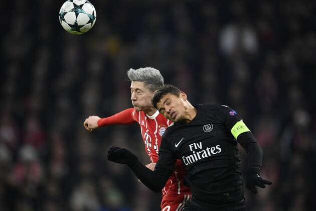 Head duel Duel Action Robert Lewandowski FC Bayern Munich v Thiago Silva FC Paris Saint Germain PSG Champions League CL Group stage FC Bayern Munich FCB vs Paris Saint Germain PSG 05 12 2017 FC Bayern Munich FCB vs FC Paris Saint Germain PSG