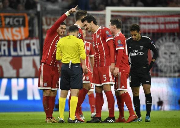 Referee Referee Cüneyt Cakir TUR announces free kick James Rodriguez FC Bayern München and Mats Hummels FC Bayern München to the right Neymar FC Paris Saint Germain PSG Champions League CL Group Stage FC Bayern Munich FCB vs Paris Saint Germain PSG 05 12 2017 Bayern Munich FCB vs FC Paris Saint Germain PSG