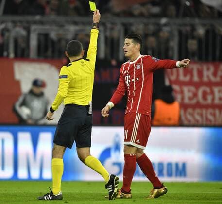 Referee Referee Cüneyt Cakir TUR shows James Rodriguez FC Bayern Munich yellow card Yellow Warning Champions League CL group stage FC Bayern Munich FCB vs Paris Saint Germain PSG 05 12 2017 FC Bayern Munich FCB vs FC Paris Saint Germain PSG