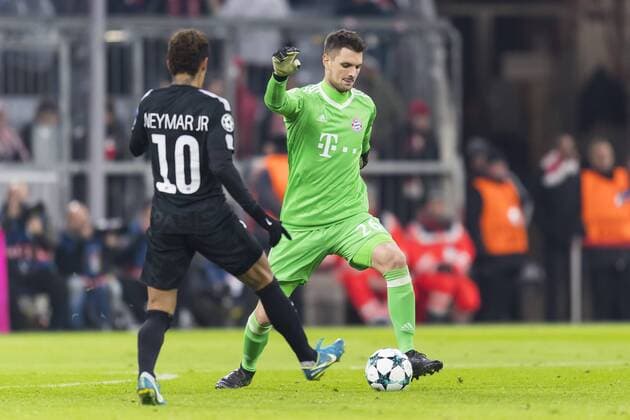 GER UEFA CL Bayern Muenchen GER vs Paris Saint Germain FRA 05 12 2017 Allianz Arena Muenchen GER UEFA CL Bayern Muenchen GER vs Paris Saint Germain FRA Group B pictured Neymar PSG 10 with Sven Ulreich FCB 26 nordphotox xStraubmeier nph00004