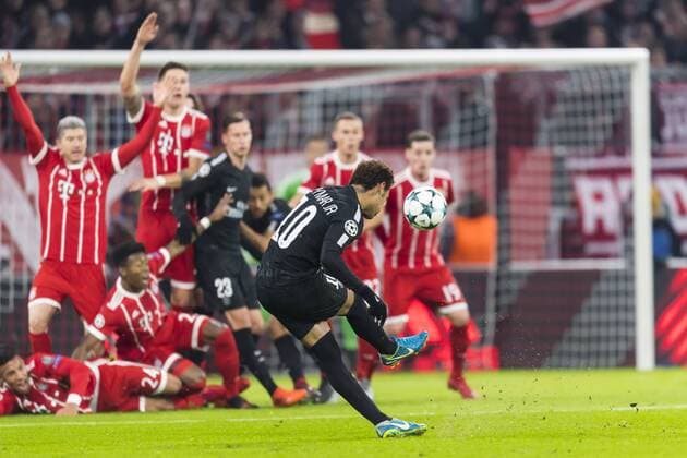 GER UEFA CL Bayern Muenchen GER vs. Paris Saint Germain FRA 05 12 2017 Allianz Arena Muenchen GER UEFA CL Bayern Muenchen GER vs Paris Saint Germain FRA Group B pictured Neymar PSG 10 free kick with Robert Lewandowski FCB 9 David Alaba FCB 27 Sebastian Rudy FCB 19 Julian Draxler PSG 23 nordphotox xStraubmeier nph00004