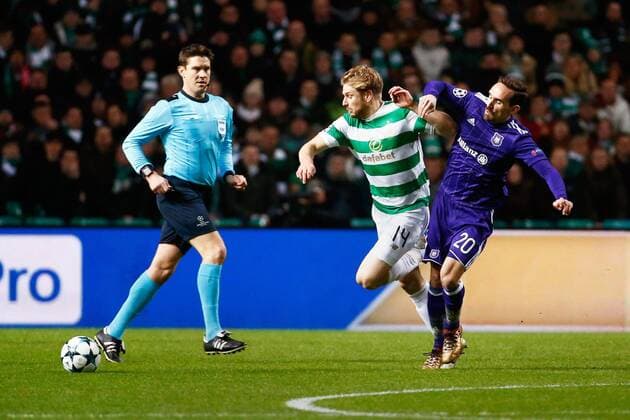 GLASGOW,SCOTLAND - DECEMBER 05 : Sven Kums midfielder of RSC Anderlecht and Stuart Armstrong midfielder of Celtic FC during the Champions League Group B match between Celtic FC and Rsc Anderlecht on December 05, 2017 in Glasgow, Scotland, 5 12 2017 FOOTBALL : Celtic Glasgow vs Anderlecht - Ligue Des Champions - 05 12 2017 PhotoNews Panoramic 