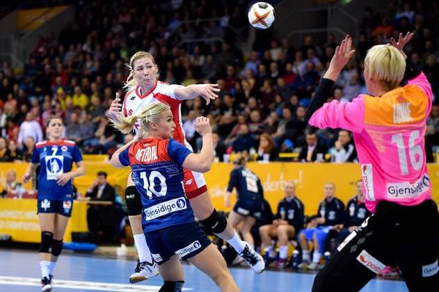 Handball, WM Damen, Norwegen - Polen 2017.12.05 Bietigheim-Bissingen Pilka reczna Mistrzostwa Swiata w pilce recznej kobiet Norwegia - Polska N z Joanna Szarawaga of Poland, Stine Bredal Oftedal of Norway and Katrine Lunde of Norway in action Foto Lukasz Laskowski PressFocus NEWSPIX.PL 2017.12.05 Bietigheim-Bissingen IHF Women s Handball World Championship WM Weltmeisterschaft Norway - Poland Joanna Szarawaga of Poland, Stine Bredal Oftedal of Norway and Katrine Lunde of Norway in action Credit: Lukasz Laskowski PressFocus --- Newspix.pl  20171205_LUK_293