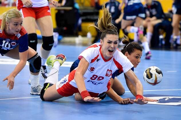 Handball, WM Damen, Norwegen - Polen 2017.12.05 Bietigheim-Bissingen Pilka reczna Mistrzostwa Swiata w pilce recznej kobiet Norwegia - Polska N z Stine Bredal Oftedal of Norway, Kinga Achruk of Poland and Nora Mork of Norway in action Foto Lukasz Laskowski PressFocus NEWSPIX.PL 2017.12.05 Bietigheim-Bissingen IHF Women s Handball World Championship WM Weltmeisterschaft Norway - Poland Stine Bredal Oftedal of Norway, Kinga Achruk of Poland and Nora Mork of Norway in action Credit: Lukasz Laskowski PressFocus --- Newspix.pl  20171205_LUK_420