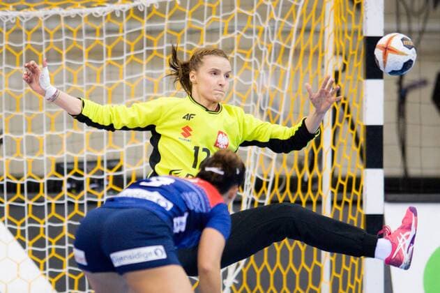 Handball, WM Damen, Norwegen - Polen 2017.12.05 Bietigheim-Bissingen Pilka reczna Mistrzostwa Swiata w pilce recznej kobiet Norwegia - Polska N z Nora Mork of Norway and Weronika Gawlik of Poland in action Foto Lukasz Laskowski PressFocus NEWSPIX.PL 2017.12.05 Bietigheim-Bissingen IHF Women s Handball World Championship WM Weltmeisterschaft Norway - Poland Nora Mork of Norway and Weronika Gawlik of Poland in action Credit: Lukasz Laskowski PressFocus --- Newspix.pl  20171205_LUK_442