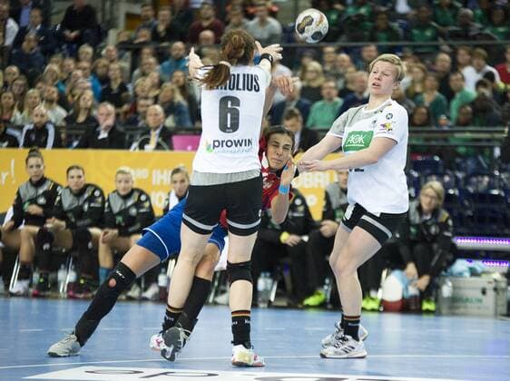 Handball World Championship Women Preliminary Group D Germany Serbia 05 12 2017 Sanja Damnjanovic SRB on the ball with a throw against Jenny Karolius GER li and Friederike Gubernatis GER re Leipzig Saxony Germany