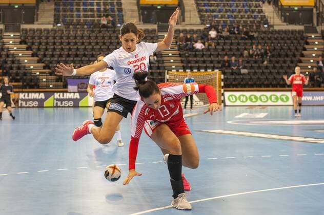 GER IHF World Cup 2017 Denmark vs. DEN Tunisia TUNE 05 12 2017 EWE Arena Oldenburg Germany 23 IHF World Championship 2017 Women first round Group C Denmark vs Tunisia in picture Simone BOHME DEN 13 Mouna CHEBBAH DO 20 Nordphotox xRojahn nph00300