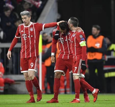 TOR to 2 0 by Corentin Tolisso FC Bayern Munich Torjubel Mitte with Robert Lewandowski FC Bayern Munich left and Franck Ribery FC Bayern Munich right Champions League CL group stage FC Bayern Munich FCB vs FC Paris Saint Germain PSG 05 12 2017 Bayern Munich FCB vs FC Paris Saint Germain PSG