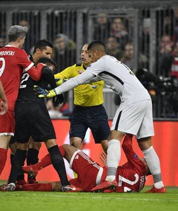 referee referee Cüneyt Cakir TUR yellow card yellow caution Champions League CL group stage FC Bayern Munich FCB vs FC Paris Saint Germain PSG 05 12 2017 FC Bayern Munich FCB vs FC Paris Saint Germain PSG