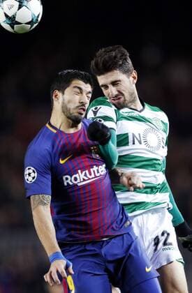 (l-r) Luis Suarez of FC Barcelona Barca Cristiano Piccini of Sporting Club de Portugal during the UEFA Champions League group D match between FC Barcelona and Sporting Club de Portugal on December 05, 2017 at the Camp Nou stadium in Barcelona, Spain. UEFA Champions League 2017 2018 xVIxVIxImagesx xMauricexvanxSteenxIVx 9493556