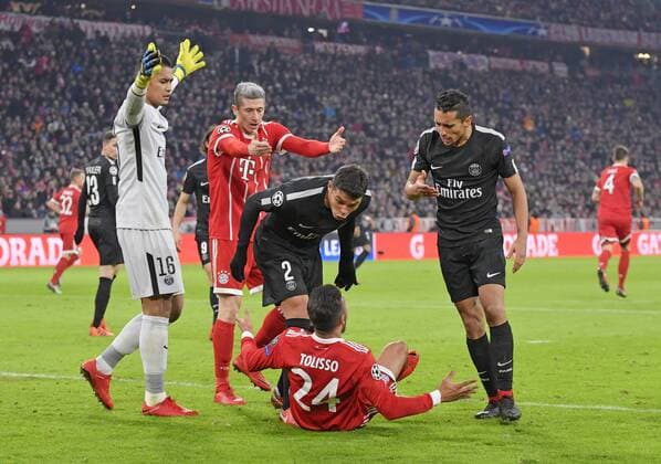 05 12 2017 Football UEFA Champions League 2017 2018 Group stage 6 Gameday FC Bayern Munich Paris Saint Germain at the Allianz Arena Munich v ke keeper Alphonse Areola Paris Robert Lewandowski FC Bayern Munich Thiago Silva Paris and Marquinhos re Paris scold Corentin Tolisso FC Bayern Munich