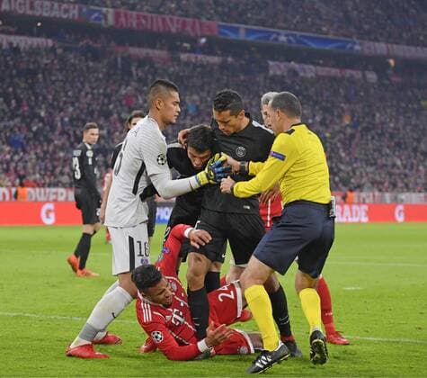 05 12 2017 Football UEFA Champions League 2017 2018 Group Stage 6 Gameday FC Bayern Munich Paris Saint Germain in the Allianz Arena Munich v left Goalkeeper Alphonse Areola Paris Thiago Silva Paris and Marquinhos re Paris insult Corentin Tolisso FC Bayern Munich lying on the floor go