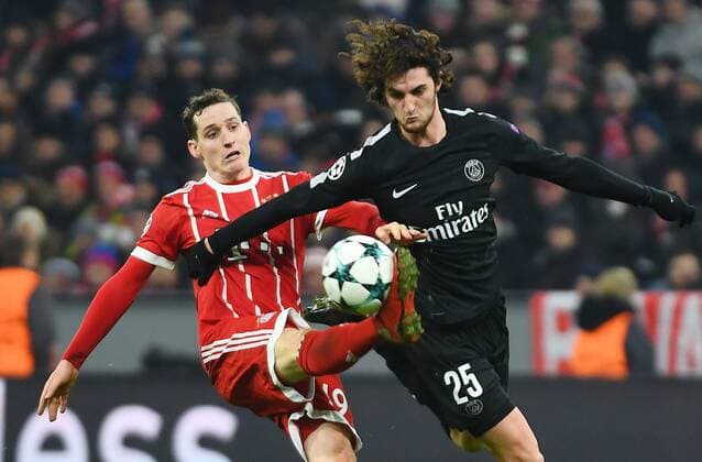 05 12 2017 xjhx Football UEFA Champions League FC Bayern Munich Paris Saint Germain PSG emspor v l Sebastian Rudy Bayern Munich Adrien Rabiot PSG Paris St Germain Muenchen