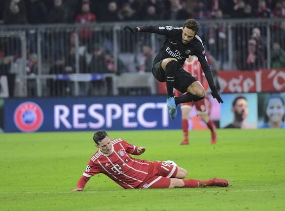 Neymar vsJoshua Kimmich FOOTBALL : UEFA Champions League - Bayern de Munich vs PSG - 5 12 20178 MAO Panoramic 