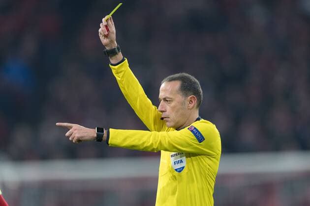 SOCCER - CL, Bayern vs PSG MUNICH,GERMANY,05.DEC.17 - SOCCER - UEFA Champions League, group stage, FC Bayern Muenchen vs Paris Saint-Germain FC. Image shows referee Cueneyt Cakir Keywords: yellow card. GEPAxpictures xMarkusxFischer