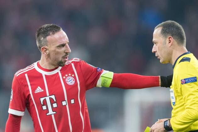 SOCCER - CL, Bayern vs PSG MUNICH,GERMANY,05.DEC.17 - SOCCER - UEFA Champions League, group stage, FC Bayern Muenchen vs Paris Saint-Germain FC. Image shows Franck Ribery (Bayern) and referee Cueneyt Cakir. GEPAxpictures xMarkusxFischer