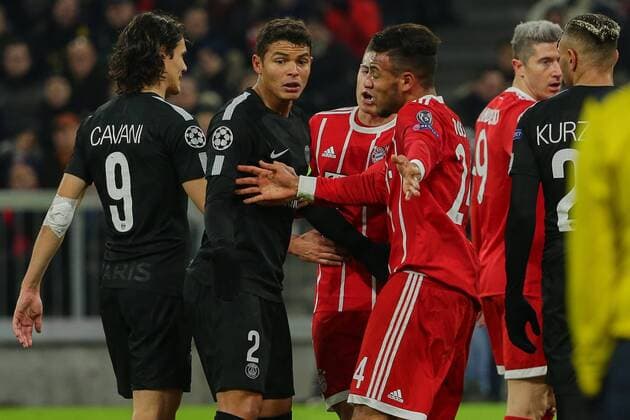 Muenchen Germany 05 12 2017 UEFA Champions League 2017 18 Season Group Stage Group B 6 Matchday FC Bayern Munich Paris Saint Germain Disagreement between Thiago Silva PSG 2 v l and Corentin Tolisso FCB re left Edinson Cavani PSG DeFodi501