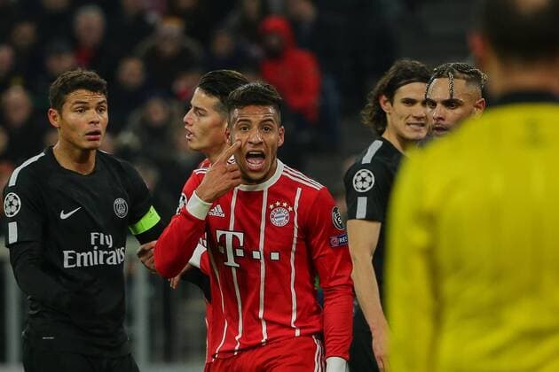 Muenchen Germany 05 12 2017 UEFA Champions League 2017 18 Season Group Stage Group B 6 Matchday FC Bayern Munich Paris Saint Germain Corentin Tolisso FCB 2 v l shows to the goal judge that he should have seen v Thiago Silva PSG and James Rodriguez FCB DeFodi501