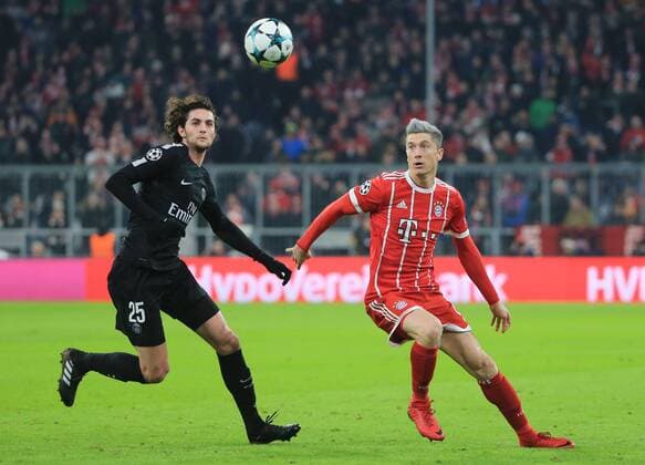 20171205 1 CL Bayern vs Paris Saint Germain Allianz Arena Muenchen Soccer Sport im Bild Adrien Rabiot PSG vs. Robert Lewandowski FCB
