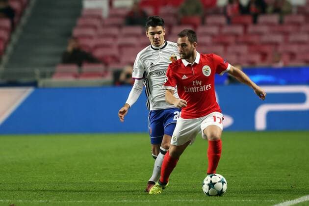 December 5, 2017 - Lisbon, Portugal - Benfica s Serbian midfielder Andrija Zivkovic (R ) vies with Basel s midfielder Raoul Petretta from Italy during the UEFA Champions League Group A football match between SL Benfica and FC Basel at the Luz stadium in Lisbon, Portugal on December 5, 2017. Photo: UEFA Champions League group A football match SL Benfica vs FC Basel - ZUMAf123 20171205_zap_f123_004 Copyright: xPedroxFiuzax