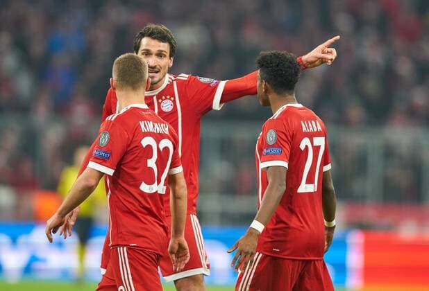 Mats HUMMELS FCB 5 Joshua KIMMICH FCB 32 David ALABA FCB 27 talk discuss argue entertain action FC BAYERN MUENCHEN PARIS SG group stage return match Football UEFA Champions League Munich 05 12 2017 CL season 2017 2018 FCB SG Paris