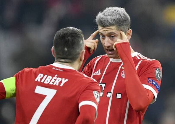 Robert Lewandowski Bayern Munich right-wing talk Discussion with Franck Ribery FC Bayern Munich Gesture Gesture Watching Champions League CL Group stage FC Bayern Munich FCB vs FC Paris Saint Germain PSG 05 12 2017 FC Bayern Munich FCB vs FC Paris Saint Germain PSG