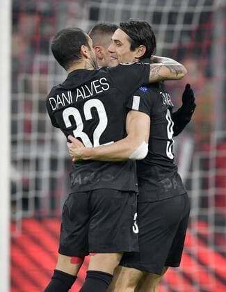 Goal to 2 1 by Kylian Mbappe FC Paris Saint Germain PSG Torjubel with Edinson Cavani FC Paris Saint Germain PSG on the right and Dani Alves FC Paris Saint Germain PSG on the left Champions League CL Group stage FC Bayern Munich FCB vs Paris Saint Germain PSG 05 12 2017 Bayern Munich FCB vs Paris Saint Germain PSG