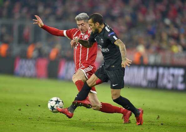 05 12 2017 Football UEFA Champions League 2017 2018 Group Stage 6 Gameday FC Bayern Munich Paris Saint Germain at Allianz Arena Munich v l Robert Lewandowski FC Bayern Munich v Dani Alves Paris