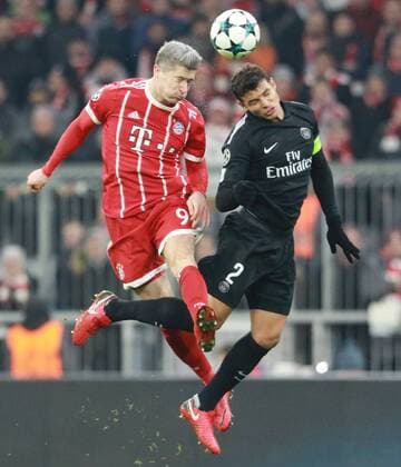 Robert Lewandowski FC Bayern vs. Thiago Silva Paris Saint Germain Soccer UEFA Champions League FC Bayern Munich Paris Saint Germain 05 12 2017