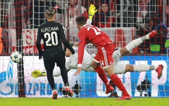Corentin Tolisso FC Bayern meet on 2 0 against goalkeeper Alphonse Areola and Laywin Kurzawa Paris Saint Germain Football UEFA Champions League FC Bayern Munich Paris Saint Germain 05 12 2017