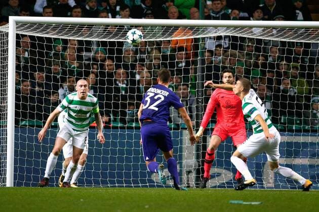 GLASGOW,SCOTLAND - DECEMBER 05 : Leander Dendoncker midfielder of RSC Anderlecht and Scott Brown midfielder of Celtic FC during the Champions League Group B match between Celtic FC and Rsc Anderlecht on December 05, 2017 in Glasgow, Scotland, 5 12 2017 FOOTBALL : Celtic Glasgow vs Anderlecht - Ligue Des Champions - 05 12 2017 PhotoNews Panoramic 