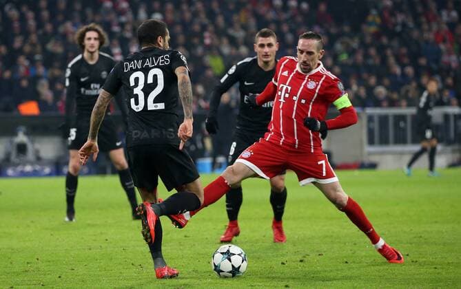 Soccer UEFA Champions League Bayern Munich Paris Saint Germain on 05 12 2017 in the Allianz Arena Group B Gameday 6 Season 2017 18 xmdx Dani ALVES 32 Paris Saint Germain Franck RIBERY 7 FC Bayern Muenchen FC Bayern Muenchen Paris Saint Germain
