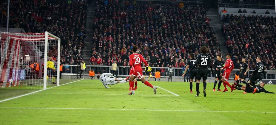 Soccer UEFA Champions League Bayern Munich Paris Saint Germain on 05 12 2017 in Allianz Arena Group B Gameday 6 Season 2017 18 xmdx 3 1 Corentin TOLISSO 24 FC Bayern Muenchen v Alphonse AREOLA 16 goalkeeper Paris Saint Germain goalie Bayern Munich Paris Saint Germain