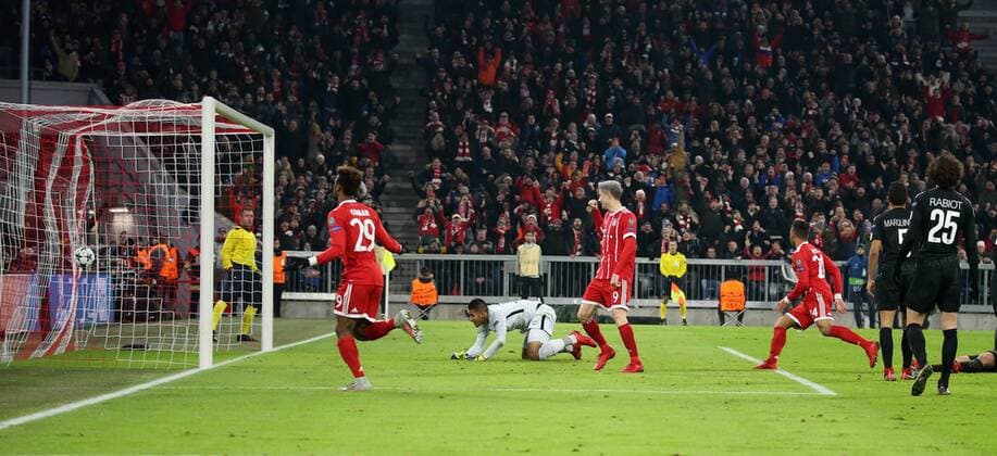 Soccer UEFA Champions League Bayern Munich Paris Saint Germain on 05 12 2017 in Allianz Arena Group B Gameday 6 Season 2017 18 xmdx 3 1 Corentin TOLISSO 24 FC Bayern Muenchen v Alphonse AREOLA 16 goalkeeper Paris Saint Germain goalie Bayern Munich Paris Saint Germain