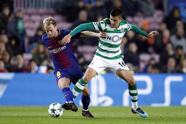 (l-r) Ivan Rakitic of FC Barcelona Barca Rodrigo Battaglia of Sporting Club de Portugal during the UEFA Champions League group D match between FC Barcelona and Sporting Club de Portugal on December 05, 2017 at the Camp Nou stadium in Barcelona, Spain. UEFA Champions League 2017 2018 xVIxVIxImagesx xMauricexvanxSteenxIVx 9494436