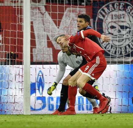 Foul Thiago Silva FC Paris Saint Germain PSG vs Robert Lewandowski FC Bayern Munich ahead of keeper Alphonse Areola FC Paris Saint Germain PSGs penalty area Goal space scene Champions League CL Group stage FC Bayern Munich FCB vs Paris Saint Germain PSG 05 12 2017 FC Bayern Munich FCB vs FC Paris Saint Germain PSG