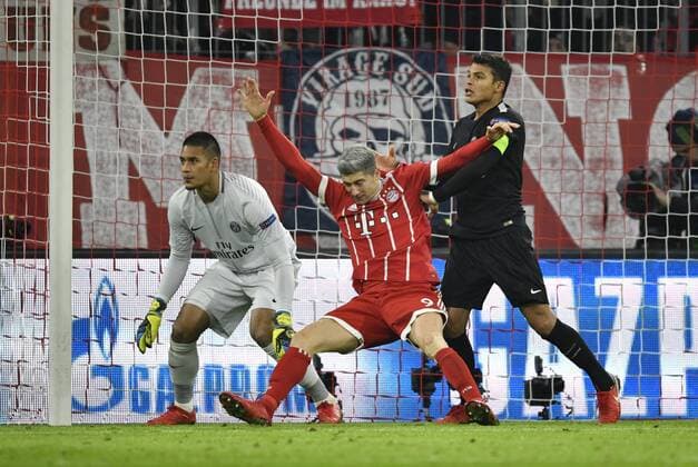 Foul Thiago Silva FC Paris Saint Germain PSG vs Robert Lewandowski FC Bayern Munich ahead of keeper Alphonse Areola FC Paris Saint Germain PSGs penalty area Goal space scene Champions League CL Group stage FC Bayern Munich FCB vs Paris Saint Germain PSG 05 12 2017 FC Bayern Munich FCB vs FC Paris Saint Germain PSG