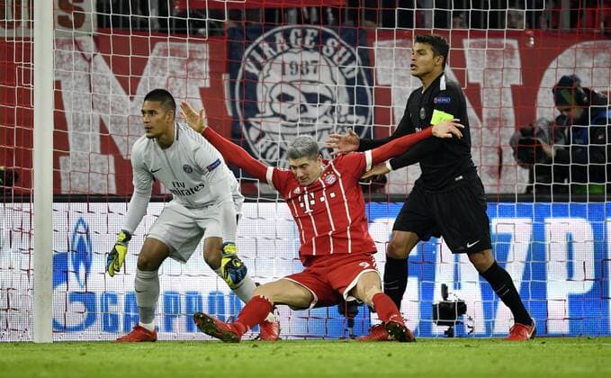 Foul Thiago Silva FC Paris Saint Germain PSG vs Robert Lewandowski FC Bayern Munich ahead of keeper Alphonse Areola FC Paris Saint Germain PSGs penalty area Goal space scene Champions League CL Group stage FC Bayern Munich FCB vs Paris Saint Germain PSG 05 12 2017 FC Bayern Munich FCB vs FC Paris Saint Germain PSG