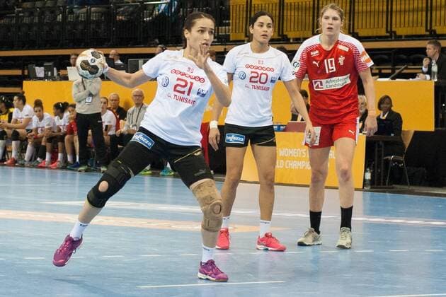 GER IHF World Cup 2017 Denmark DEN vs Tunisia TUNE 05 12 2017 EWE Arena Oldenburg Germany 23 IHF World Championship 2017 Women first round Group C Denmark vs Tunisia in the picture Line JORGENSEN THE 19 Sondes HACHANA Mouna CHEBBAH DO 21 21 Nordphotox xRojahn nph00300
