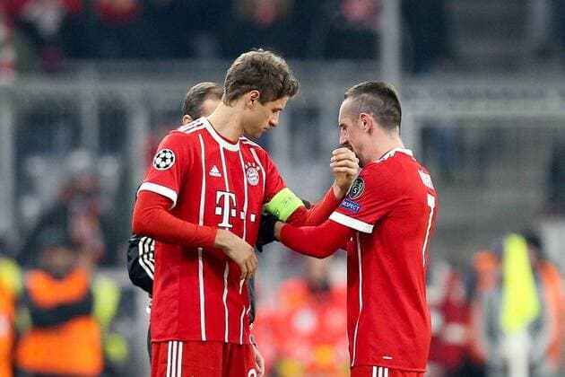 l Thomas Mueller 25 Bayern Munich Muenchen gets the captaincy of Franck Ribery 7 FC Bayern Muenchen at his Substitutes Bayern Munich vs Paris Saint Germain Football Preliminary Round Champions League 05 12 2017 Munich Bavaria Germany Copyright: xkolbert-press ChristianxKolbertx